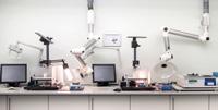 Ein routiniertes Team von Chemikern und Laboranten bedient die Vielzahl unterschiedlicher Analysegeräte und untersucht täglich über 1.000 Schmierstoffproben.