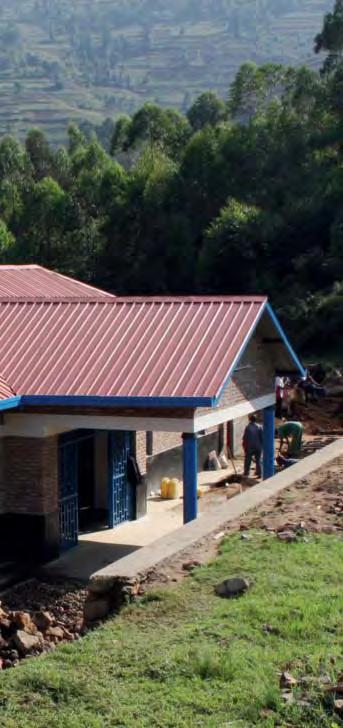 Gesundheit anderswo 53 Im Winter 2015 wurde die Krankenstation in Kiruhura (Ruanda) eröffnet. Eine Krankenschwester arbeitet dort am Mikroskop. Fotos: L appel Deutschland e. V.