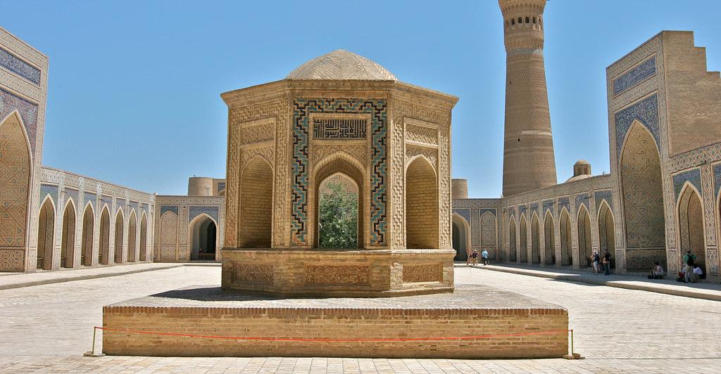 Es ist das älteste erhaltene Zeugnis islamischer Architektur in Zentralasien und zugleich das einzige Baudenkmal der Samaniden- Dynastie, das erhalten geblieben ist.