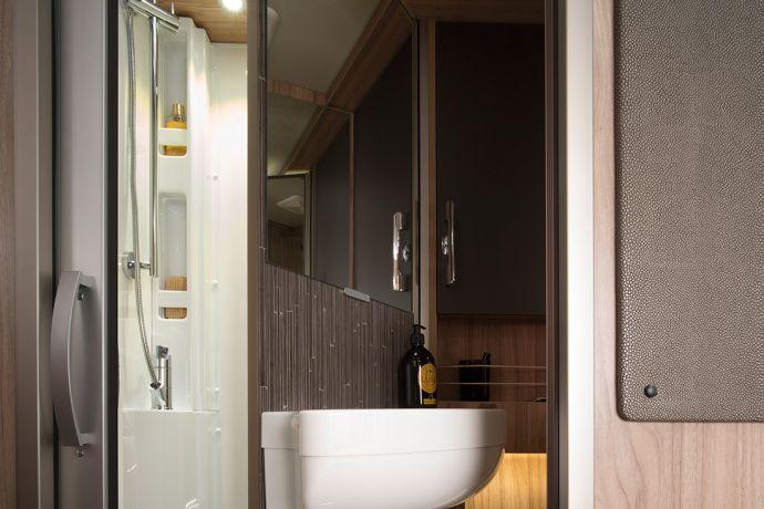 Der Badbereich des Reisemobils ist mit einer raumhohen Dusche ausgestattet.
