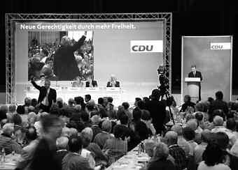 Aus dem Kreis Karlsruhe-Stadt 6/2006 Seite 5 Regionalkonferenz in der Schwarzwaldhalle Karlsruhe Der CDU Bundesvorstand hat beschlossen in den Jahren 2006 und 2007 die Erneuerung des