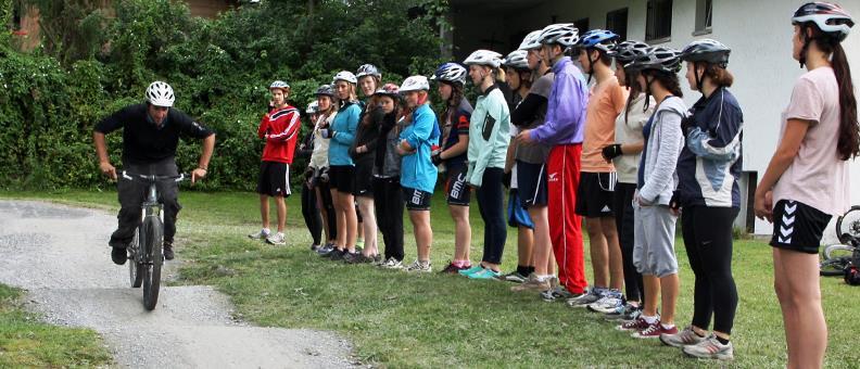 Übersicht Lernen von den Profis: Swiss Cycling Kids Camp in Laax 2014 (Quelle: Swiss Cycling) In den letzten 20 Jahren hat sich die Velonutzung der 6- bis 20-Jährigen fast halbiert.