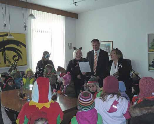 7 Kinder des Kindergartens Hand in Hand im Nailaer Rathaus Helau und Alaaf Naila - Am Rosenmontag überraschten die Kinder des evangelischen Kindergartens Hand in Hand Nailas 1.