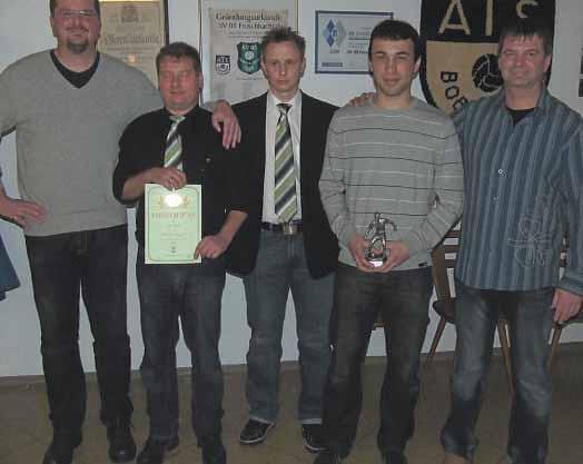 SV 05 Vorsitzender Rainer Wunderlich (rechts) würdigte diese Leistung und überreichte als Anerkennung Bronze- und Silbermedaillen an Vincent Lang (100 Spiele), Marcel Mildner und Korbinian Stumpf (je