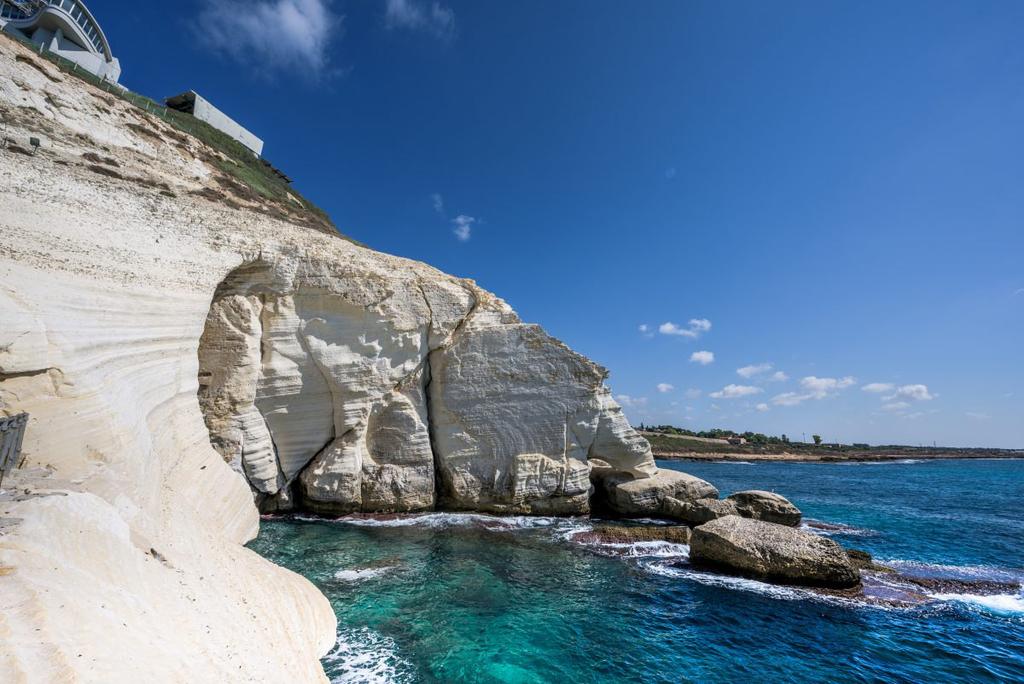 der Mittelmeerküste, das Naturwunder Rosh Hanikra: Mit der Gondel geht es bis zu den Grotten an den weißen Kreidefelsen.