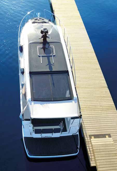 TrueCruising The Escape 1150 Voyage combines the advantages of a houseboat with the performance of more powerful motor boats.