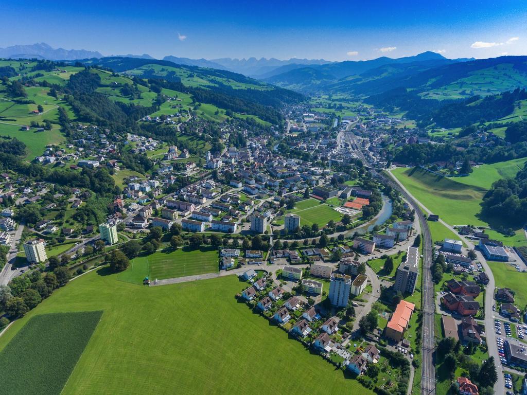 Gallen und in einer Stunde Zürich erreichbar und die Verbindungen ins Zürcher Oberland, in die Innerschweiz, ins Glarnerland, ins Appenzellerland sowie in den Thurgau und an den Bodensee sind bestens