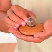 Zusammensetzen des JOYA Massage- Rollers Drücken Sie die Edelsteinkugel sanft in die Öffnung des Handstückes.