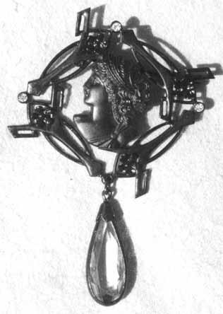 2002-4/348 Sammlung Stopfer, B 4,2 cm, L 5 cm (Kopf L 2,8 cm) Großen Anteil an der Entwicklung der Bijouterie hatte die Dynastie Riedel.