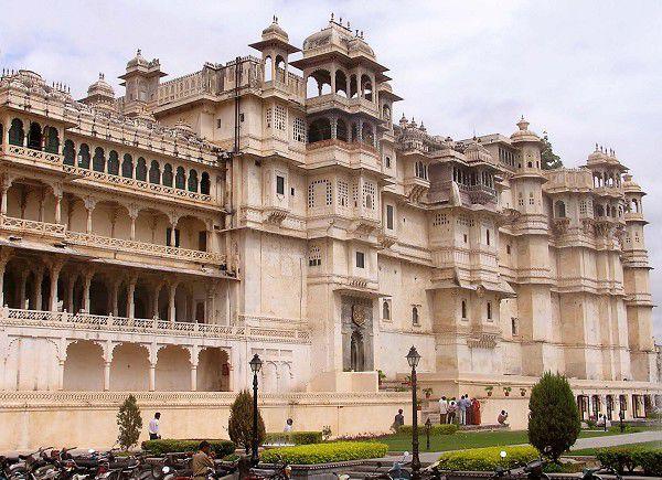 Hier besichtigen wir die eindrucksvollen Paläste und Tempel aus dem 16. und 17. Jh. mit ihrer reich dekorierten Architektur, in der Hindu- und Mogulelemente verschmelzen.