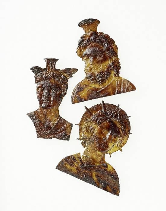 Drei von den acht Götterbüsten aus Schildpatt, ursprünglich montiert auf dem römischen Kästchen. Hier v.o.n.u.: Serapis, Hermanubis, Sol.