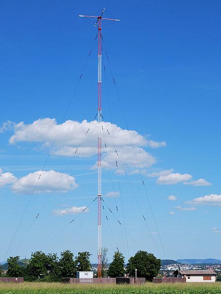 TECHNOLOGISCHE GRUNDLAGEN 4 Wellenlänge Radiosender Ein Radiosender verbreitet sein Signal mit einer Frequenz von 88 MHz. Die Ausbreitungsgeschwindigkeit beträgt 300'000 km/s.