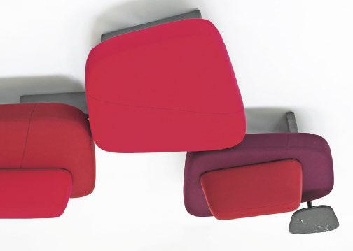 Die frei kombinierbaren Komponenten bestehen aus Einzel- und Doppelsitzen, mit oder ohne Rückenlehnen. Die Sitzpolster ruhen auf Holz- oder Marmorwangen. www.tacchini.