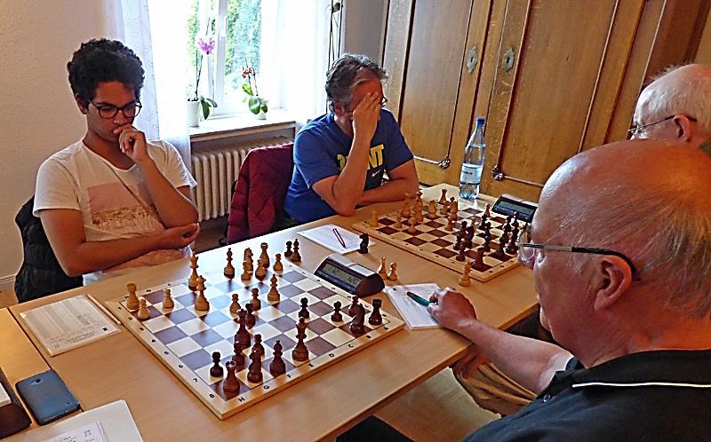 Rainer gibt die Partie auf, als er angesichts der Bauernschwächen auf a6 und d6 ins Hintertreffen gelangt. Henrik Andresen Rainer Schwarz 1:0 Schwarz ist am Zug. Soll er 13 b5 oder Tb8 ziehen?