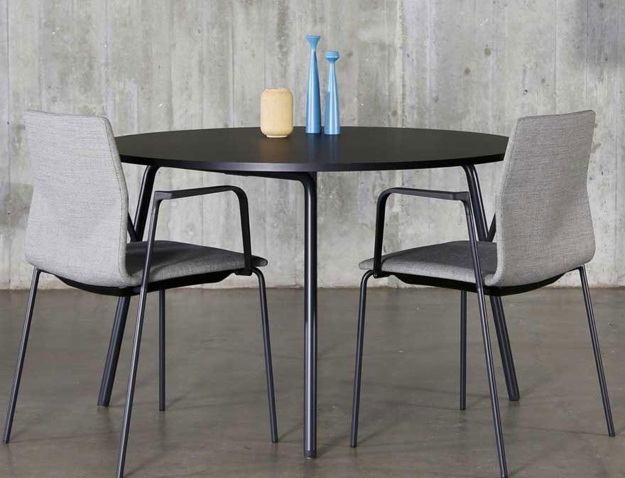 Four Real 74 ist ein funktioneller, klappbarer Tisch mit geraden Beinen. Der Tisch vereint eine robuste Konstruktion mit einem eleganten, leichten Ausdruck.