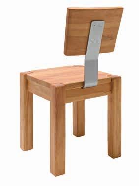 Rückenlehne und Holzsitz sind mit einem Metallbügel verbunden.