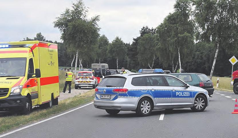 Dort erfaßte der Pkw zwei E-Bike-Fahrer. Das Ehepaar aus Hamburg, beide 65 Jahre alt, wurde schwer verletzt - die Frau verstarb noch am Unfallort.