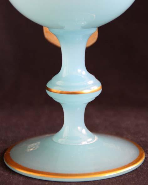 90 %) Pokal, opak-blaues Glas mit goldener Verzierung H 16,5 cm, D Fuß 8 cm, D 8,4 cm