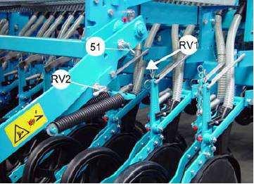 Wenn kein zusätzlicher Raddruck gewünscht wird, kann der Riegelbolzen (RV2) entriegelt werden.
