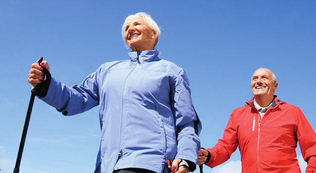 Mit Nordic Walking Schritt für Schritt gesund und fit. Nordic Walking ist ideal, um auch im Alter die allgemeine Fitness zu fördern.
