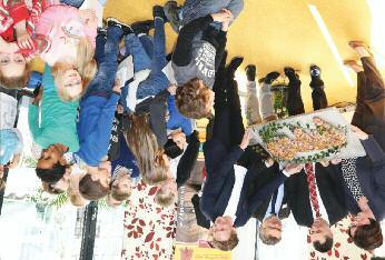 Senioren-Dependancen Treffpunkt Alter Geschäftsführer Dieter Bien begrüßte Hausleiterin Anke Korn mit einem Blumenstrauß und wünschte ihr gutes Gelingen. Ulrich Heitzenröder bei der Schlüsselübergabe.