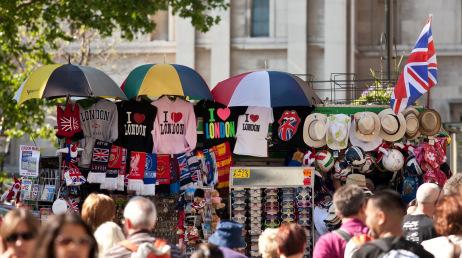 4 Helping out in English: At a souvenir stand in London / 14 You are on holiday in London with your family. Your little sister wants to buy a souvenir T-shirt with her pocket money.