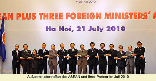 Für die Gestaltung einer Gemeinschaft der ASEAN bis 2015 Die ASEAN streben bis 2015 die Bildung einer Gemeinschaft der ASEAN an, die auf den drei Pfeilern politische und sicherheitspolitische