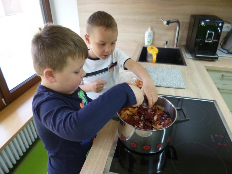 Alte gesammelte Zwiebelschalen werden in einem Topf mit Wasser