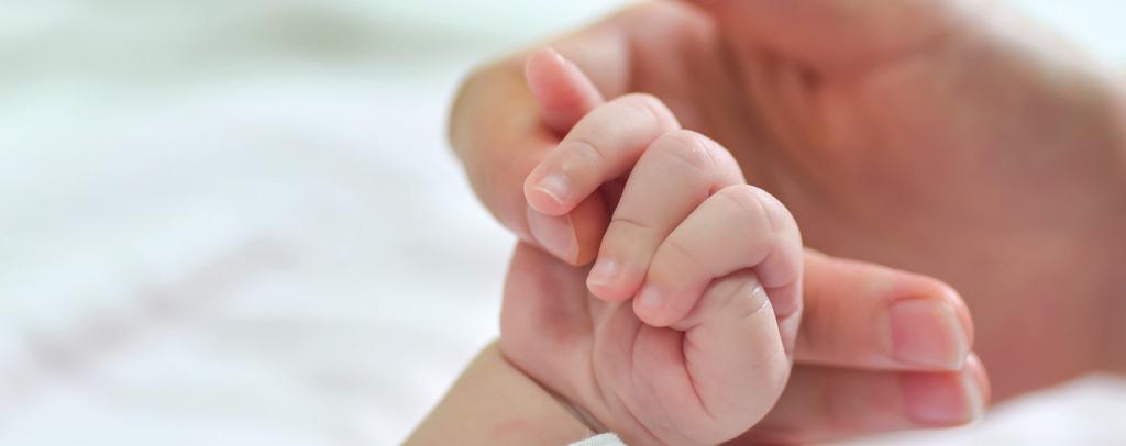 Lernen Sie sich kennen 7 Lernen Sie sich kennen Die erste gemeinsame Zeit (Bonding) Unmittelbar nach der Geburt erleben Sie den ersten ungestörten Hautkontakt: Mindestens eine Stunde bleibt Ihr Kind