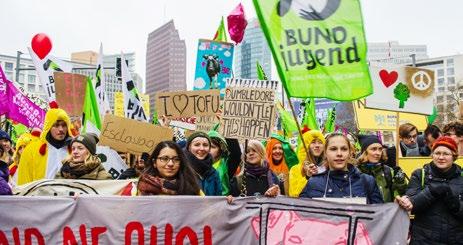 Diese wurden auf dem Veganen Sommerfest mit der goldenen Klingel und der roten Warnweste ausgezeichnet. Verkehrsstaatssekretär Kirchner nahm die Preise für die Senatsverwaltung entgegen.