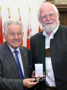 Bergauf Rubrik Wir gratulieren Herbert Jungwirth, Landesnaturschutzreferent von Oberösterreich, zur Verleihung des Silbernen Verdienstzeichens des Landes Oberösterreich durch Landeshauptmann Josef
