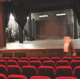 Vielfalt der Arbeitsprozesse auf und hinter der Bühne präsentieren und vor allem in kleinen praktischen Einheiten einzelne Elemente des Theaters unter die Lupe nehmen.