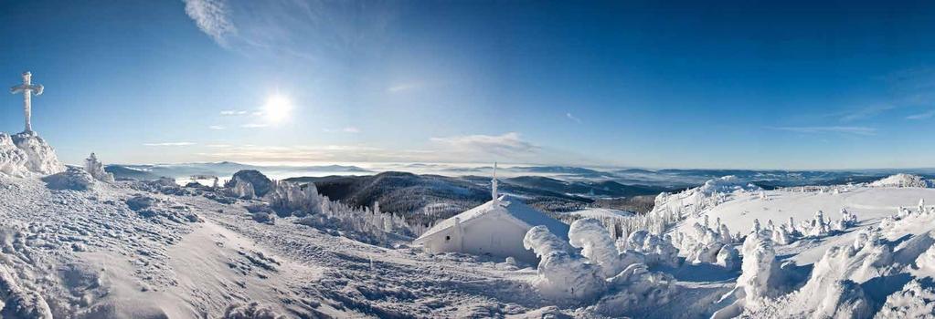 3. Winter auf dem Großen Arber Weißes Winter-Wunderland Der Große Arber das Skigebiet mit den Arbermandl für die gesamte Familie Tief verschneite Wälder und der kalte böhmische Der Große Arber ist