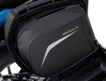 bestens vorbereitet mit dem Stau raumprogramm von BMW Motorrad: ausgeklügelte Gepäcklösungen die sich harmonisch in das Fahrzeugkonzept