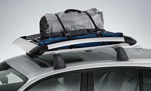 mit Skistöcken lassen sich sicher auf dem Fahrzeugdach transportieren.