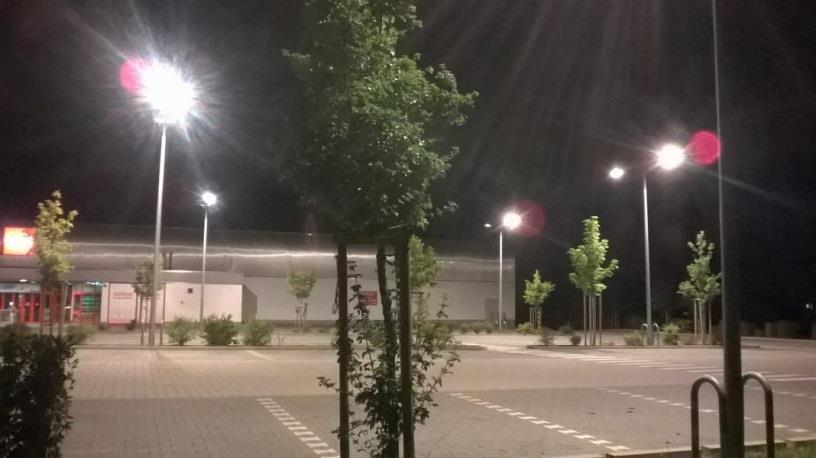 Abb. 1: Der Parkplatz am Penny-Supermarkt ist nachts voll ausgeleuchtet und strahlt weit ins Umfeld. Abb. 2: Die Lampen am Premio Räderhotel sind sehr hell und nicht zum Boden ausgerichtet.