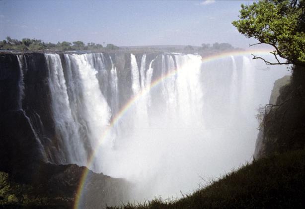 Danach geht es nach Botswana in den Chobe-Nationalpark und zum Abschluss zu den gewaltigen VictoriaFällen in Simbabwe.
