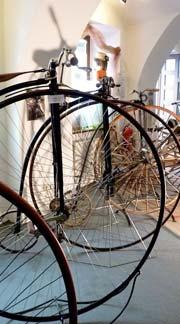 In den historischen Gewölben des Fahrradmuseums Ybbs in unmittelbarer Nähe des Donauradweges begeben sich die Besucher auf eine eindrucksvolle Zeitreise durch die Geschichte des Fahrrades.