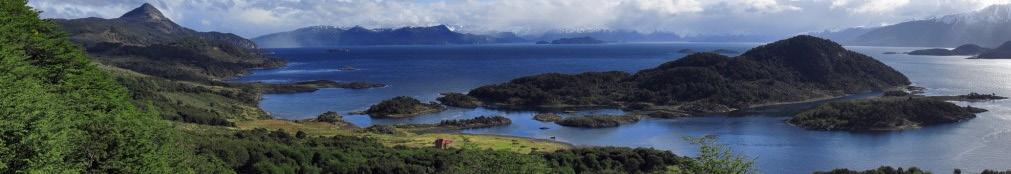 Die Passagiere reisen an Bord der Kreuzschiffe durch den chilenischen und argentischen Teil Patagoniens und gelangen durch die Fjorde der Darwin-Kordillere zu den mythischen Stätten und Regionen des