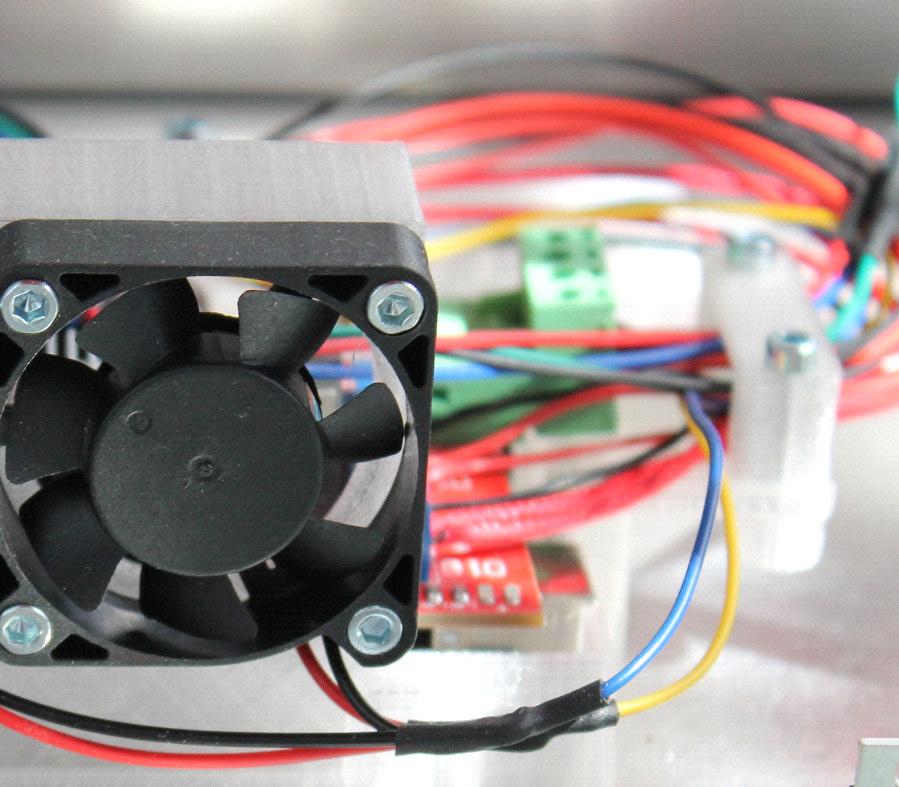 Ziehen Sie die beiden Kabel durch die vordere Kabelführung des Arduinohalters, dann weiter zur seitlichen und in dem Kabelkanal bis auf die Höhe des Z-Achsen Motors. 1.