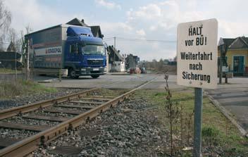 Mittelhessen aktuell Aufwendig in der Betriebsführung und gefährlich für die Eisenbahner ist die Sicherung zahlreicher stark befahrener Bahnübergänge, wie hier in Dierdorf.