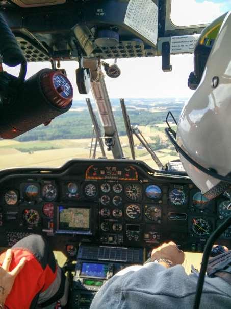 Anflug 18 min PKW auf Dach, Hecktür offen. Feuerwehr und RTW vor Ort. Keine Maßnahmen am Pat. sichtbar.