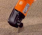 Ablösen alter Beläge wie Teppich oder PVC über das passgenaue Zuschneiden von Parkett, Laminat, Fußleisten und