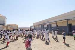 den die schulischen Räumlichkeiten zur Lehrerfortbildung genutzt. Lehrer aus Luanda und Huambo boten Weiterbildung für lokale Lehrer aus der Region an.