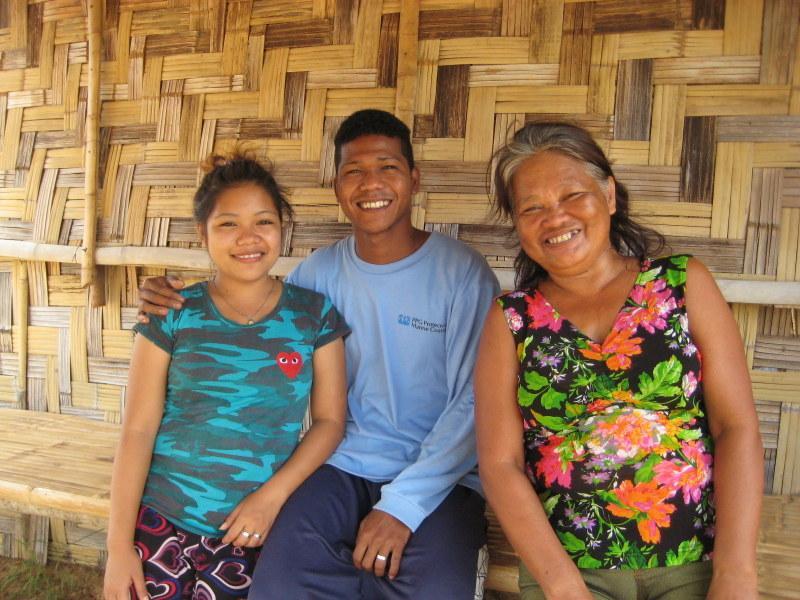 (Rechts in Bild ist Marie, in der Mitte Verong und links im Bild ist Nicka). Wir freuen uns riesig ueber die Care Taker Familie, die jetzt auf der Farm permanent lebt und arbeitet.