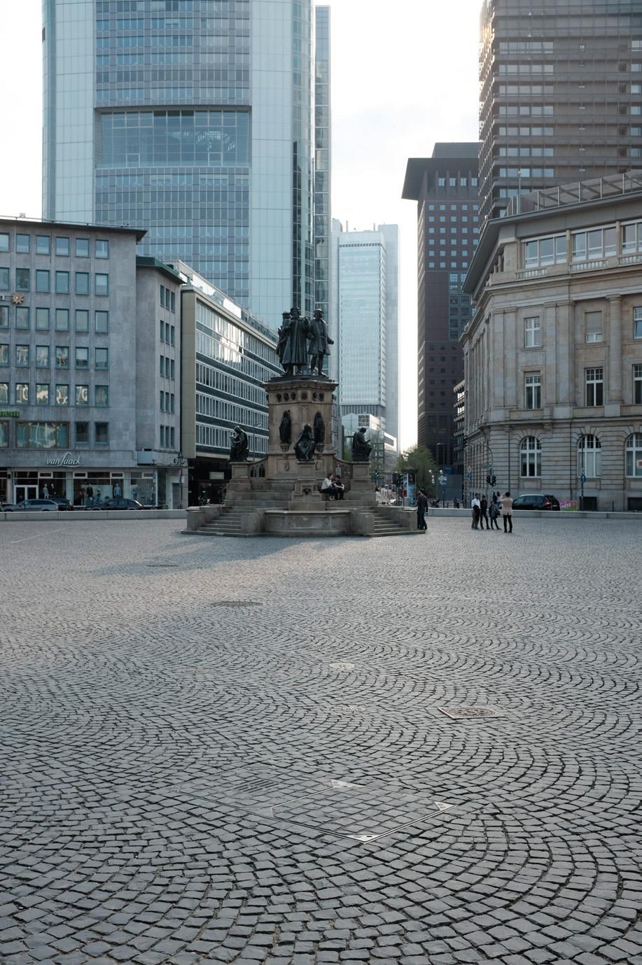 Die Filiale der Deutschen Bank, rechts angeschnitten im Bild, bleibt erhalten. Photo left: The Johannes-Gutenberg-Denkmal (Johannes Gutenberg Monument) with fountain.