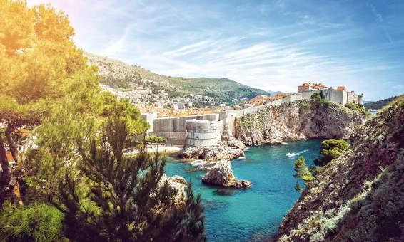 der Republik Dubrovnik? bekannt für die älteste Apotheke Europas. Über die kroatisch-montenegrinische Grenze fahren wir dann weiter nach Kotor.