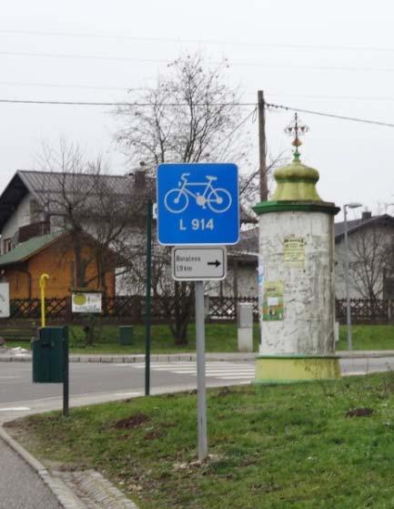 Überquert nun die Straße beim Zebrastreifen und folgt den Herzen am Boden.