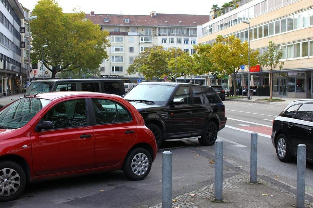 VE Wiesbaden 2030 Abbildung 2-51: Burgstraße In diesem Kontext ist auch die Möglichkeit, kostenfrei auf dem Bussonderfahrstreifen ("Busspur") auf der Wilhelmstraße Montag bis Freitag ab 20 Uhr bzw.