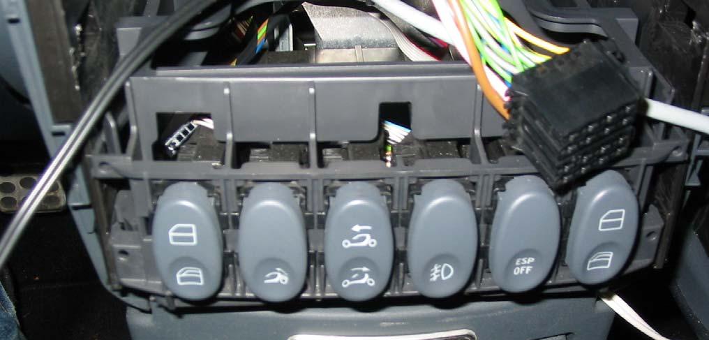 Bild IMG_4156 Die große Schalterleiste ist mit zwei Klammern an der Mittelkonsole befestigt.